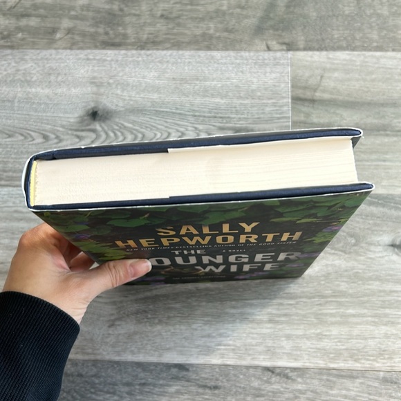 🌸 3 For $20 🌸 The Younger Wife by Sally Hepworth (Book/Novel) - Picture 5 of 6